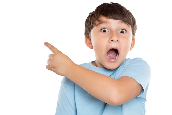 Παιδί Παιδί Έκπληκτος Μικρό Αγόρι Δείχνοντας Διαφήμιση Απομονωμένη Λευκό Φόντο — Φωτογραφία Αρχείου