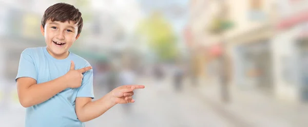 Niño Niño Pequeño Mostrando Con Dedo Publicidad Anuncios Ciudad Con — Foto de Stock