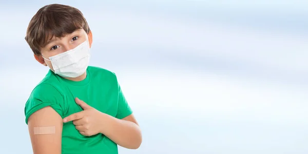 Barn Barn Som Pekar Gips Efter Coronavirus Vaccination Bär Ansiktsmask — Stockfoto