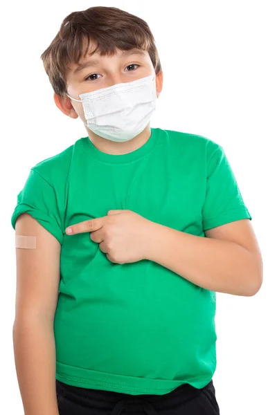 Дитина Яка Вказує Штукатурку Після Вакцинації Коронавірусу Одягнена Маску Обличчя — стокове фото