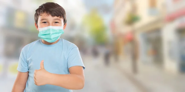 Barn Unge Liten Pojke Bär Ansiktsmask Mot Coronavirus Visar Tummen — Stockfoto