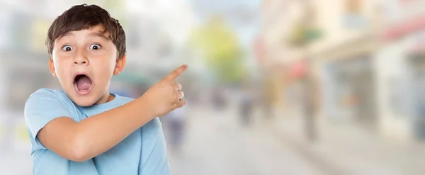 Dziecko Dziecko Zdumiony Zaskoczony Mały Chłopiec Wskazując Reklamy Mieście Copyspace — Zdjęcie stockowe
