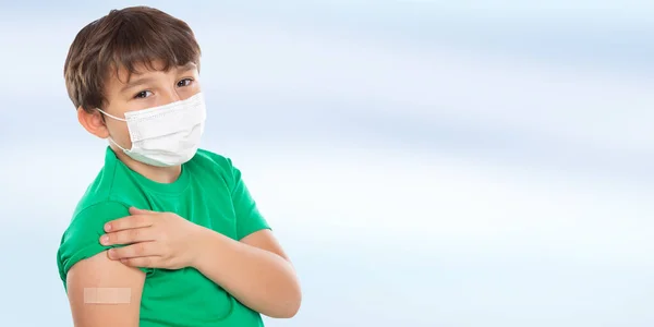 Niño Con Yeso Después Vacunación Contra Coronavirus Usando Mascarilla Facial — Foto de Stock