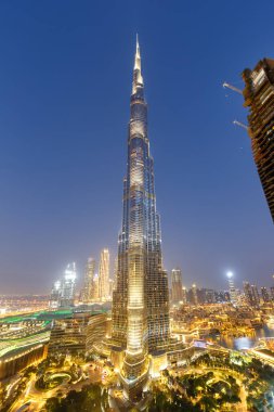 Dubai Burj Halife Kalifa gökdeleni alacakaranlık portresi formatında alacakaranlık mimarisi inşa ediyor.
