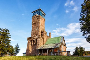 Hornisgrindeturm Kulesi, Seebach 'taki Hornisgrinde Dağı' nın zirvesinde Almanya parkına düştü.
