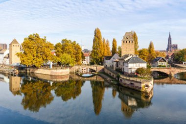 La Petite France, Fransa 'nın Strazburg kentindeki Alsace su kulesinin üzerinde köprüsü var.