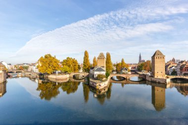 La Petite France köprüsü ile nehir üzerinde su kulesi kopyalama alanı Alsace Strasbourg, Fransa