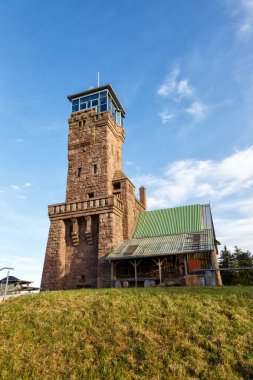 Hornisgrindeturm kulesi, Seebach 'taki Hornisgrinde Dağı' nın zirvesinde, Alman parkındaki Schwarzwald sonbahar portresi formatında.