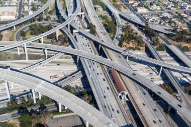 Century Harbor Otoyolu kavşağı Otoyol trafiği Amerika Şehri hava manzaralı fotoğraf Los Angeles California