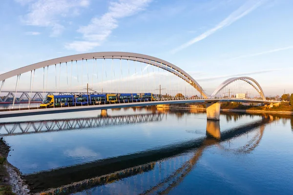 Beatus Rhenanus Bridge Trams Rhine River Kehl Strasbourg Alemanha França — Fotografia de Stock