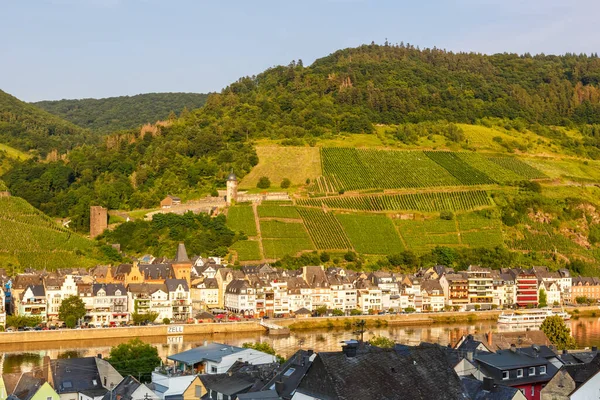 Moselle Nehri 'ndeki Mosel kasabasını Almanya' daki üzüm bağlarıyla donatın.