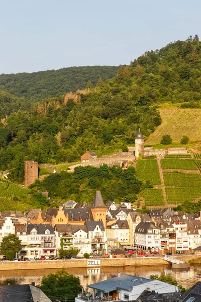 Zell Der Mosel Stadt Der Mosel Mit Weinbergen Wein Hochformat — Stockfoto