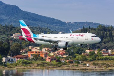 Korfu, Yunanistan - 19 Eylül 2020 Eurowings Airbus A320 uçağı Yunanistan 'daki Corfu havaalanında (CFU). Airbus, Toulouse, Fransa merkezli bir Avrupalı uçak üreticisi..