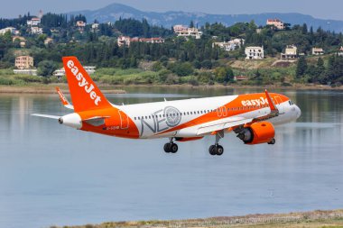 Korfu, Yunanistan - 19 Eylül 2020 EasyJet Airbus A320neo uçağı Yunanistan 'daki Corfu havaalanında (CFU). Airbus, Toulouse, Fransa merkezli bir Avrupalı uçak üreticisi..