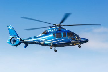 Korfu, Yunanistan - 19 Eylül 2020 Özel Eurocopter EC-155B helikopteri Yunanistan 'daki Corfu havaalanında (CFU).