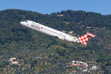 Skiathos, Yunanistan - 2 Haziran 2016 Volotea Boeing 717 uçağı Yunanistan 'daki Skiathos havaalanında (JSI).