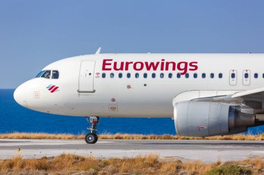 Heraklion, Yunanistan - 15 Eylül 2018 Eurowings Airbus A320 uçağı Yunanistan 'daki Heraklion havaalanında (kendisi).