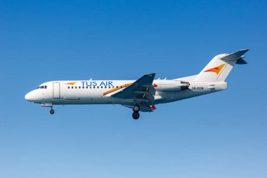 Heraklion, Yunanistan - 16 Eylül 2018 Tus Air Fokker 70 sefer sayılı uçak Yunanistan 'daki Heraklion havaalanında (kendisi).