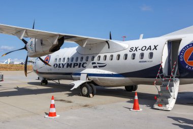 Atina, Yunanistan - 21 Eylül 2020 Olympic Air ATR 42-600 uçağı Atina havalimanında (ATH).