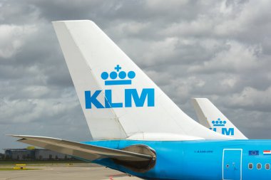 Amsterdam, Hollanda - 21 Mayıs 2021 KLM Hollanda Kraliyet Havayolları Airbus uçağı Hollanda 'daki Amsterdam Schiphol havaalanında kuyruk salladı.