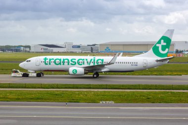 Amsterdam, Hollanda - 21 Mayıs 2021 Transavia Boeing 737-800 uçağı Amsterdam Schiphol havaalanında (AMS).