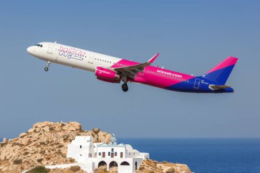 Santorini, Yunanistan - 4 Ağustos 2021 Wizzair Airbus A321 Yunanistan 'daki Santorini havaalanında (JTR).