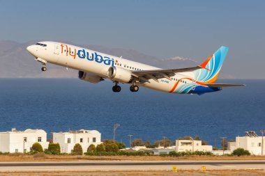 Santorini, Yunanistan - 4 Ağustos 2021 FlyDubai Boeing 737 MAX 9 uçağı Yunanistan 'daki Santorini havaalanında (JTR).