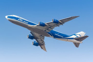 Dubai, Birleşik Arap Emirlikleri - 22 Mayıs 2021 AirBridgeCargo Boeing 747-8F uçağı Dubai Havalimanı 'nda (DXB).