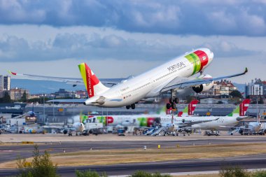 Lizbon, Portekiz - 24 Eylül 2021 TAP Air Portugal Airbus A330-900neo uçağı Lizbon havaalanında (LIS).