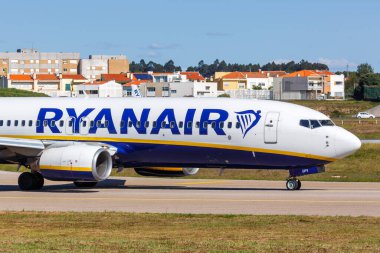 Porto, Portekiz - 21 Eylül 2021 Ryanair Boeing 737-800 uçağı Porto havaalanında (OPO).