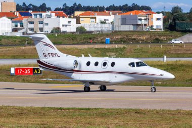 Porto, Portekiz - 21 Eylül 2021 Manhattan Air Raytheon 390 Premier I uçağı Portekiz 'deki Porto Havaalanı' nda (OPO).