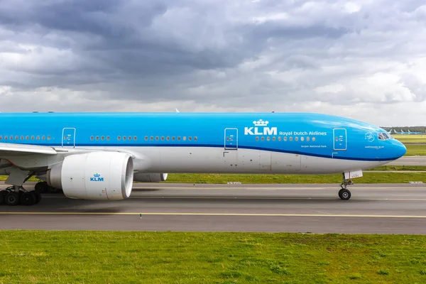 オランダ アムステルダム 2021年5月21日Klmロイヤル オランダ航空ボーイング777 300Er機がオランダのアムステルダム スキポール空港 Ams に到着 — ストック写真