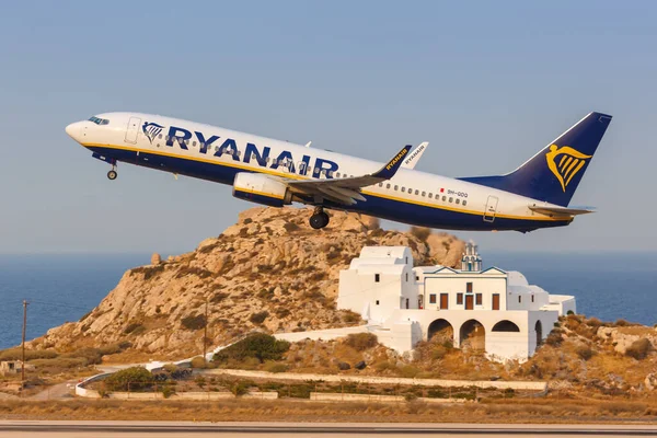 Σαντορίνη Ελλάδα Αυγούστου 2021 Ryanair Boeing 737 800 Αεροπλάνο Στο — Φωτογραφία Αρχείου
