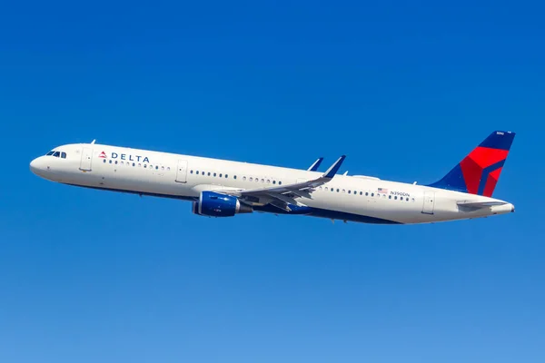 Νέα Υόρκη Ηνωμένες Πολιτείες Μαρτίου 2020 Delta Air Lines Αεροπλάνο — Φωτογραφία Αρχείου