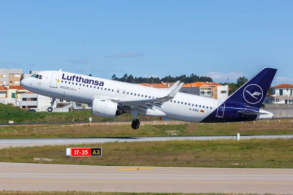 Porto Portugal Setembro 2021 Avião Airbus A320Neo Lufthansa Aeroporto Porto — Fotografia de Stock