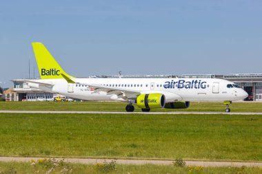 Stuttgart, Almanya - 8 Eylül 2021 Air Baltic Airbus A220-300 uçağı Almanya 'daki Stuttgart havaalanında (STR).