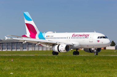 Stuttgart, Almanya - 8 Eylül 2021 Eurowings Airbus A319 uçağı Almanya 'daki Stuttgart havaalanında (STR).