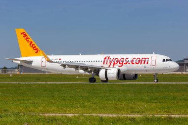 Stuttgart, Almanya - 8 Eylül 2021 Pegasus Airbus A320neo uçağı Almanya 'daki Stuttgart havaalanında (STR).