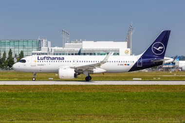 Münih, Almanya - 9 Eylül 2021 Lufthansa Airbus A320neo uçağı Münih havaalanında (MUC).
