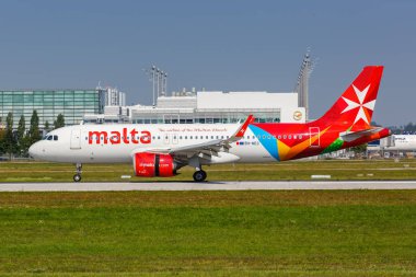 Münih, Almanya - 9 Eylül 2021 Air Malta Airbus A320neo uçağı Münih havaalanında (MUC).