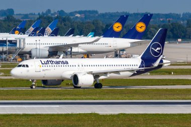 Münih, Almanya - 9 Eylül 2021 Lufthansa Airbus A320neo uçağı Münih havaalanında (MUC).