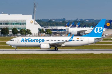 Münih, Almanya - 9 Eylül 2021 Air Europa Boeing 737-800 uçağı Münih havaalanında (MUC).