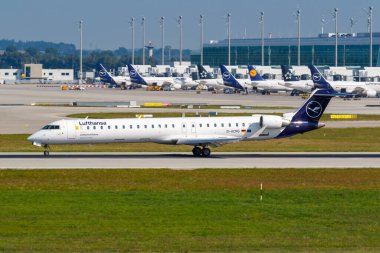 Münih, Almanya - 9 Eylül 2021 Lufthansa CityLine Bombardier CRJ-900 uçağı Münih havaalanında (MUC).
