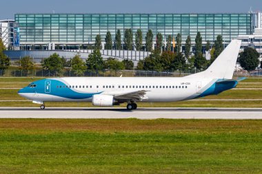 Münih, Almanya - 9 Eylül 2021 Jonika Boeing 737-400 uçağı Münih havaalanında (MUC).