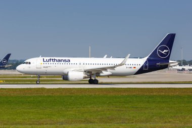 Münih, Almanya - 9 Eylül 2021 Lufthansa Airbus A320 uçağı Münih havaalanında (MUC).