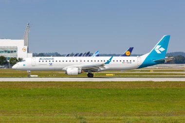 Münih, Almanya - 9 Eylül 2021 Air Dolomiti Embraer 195 uçağı Münih havaalanında (MUC).