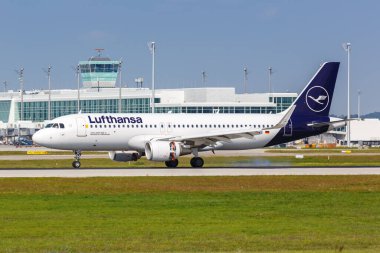 Münih, Almanya - 9 Eylül 2021 Lufthansa Airbus A320 uçağı Münih havaalanında (MUC).