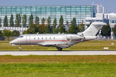 Münih, Almanya - 9 Eylül 2021 VistaJet Bombacısı Challenger 350 uçağı Münih havaalanında (MUC).