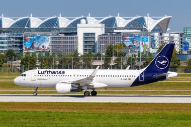 Münih, Almanya - 9 Eylül 2021 Lufthansa Airbus A320 uçağı Münih havaalanında (MUC).