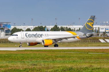 Münih, Almanya - 9 Eylül 2021 Condor Airbus A320 uçağı Münih havaalanında (MUC).